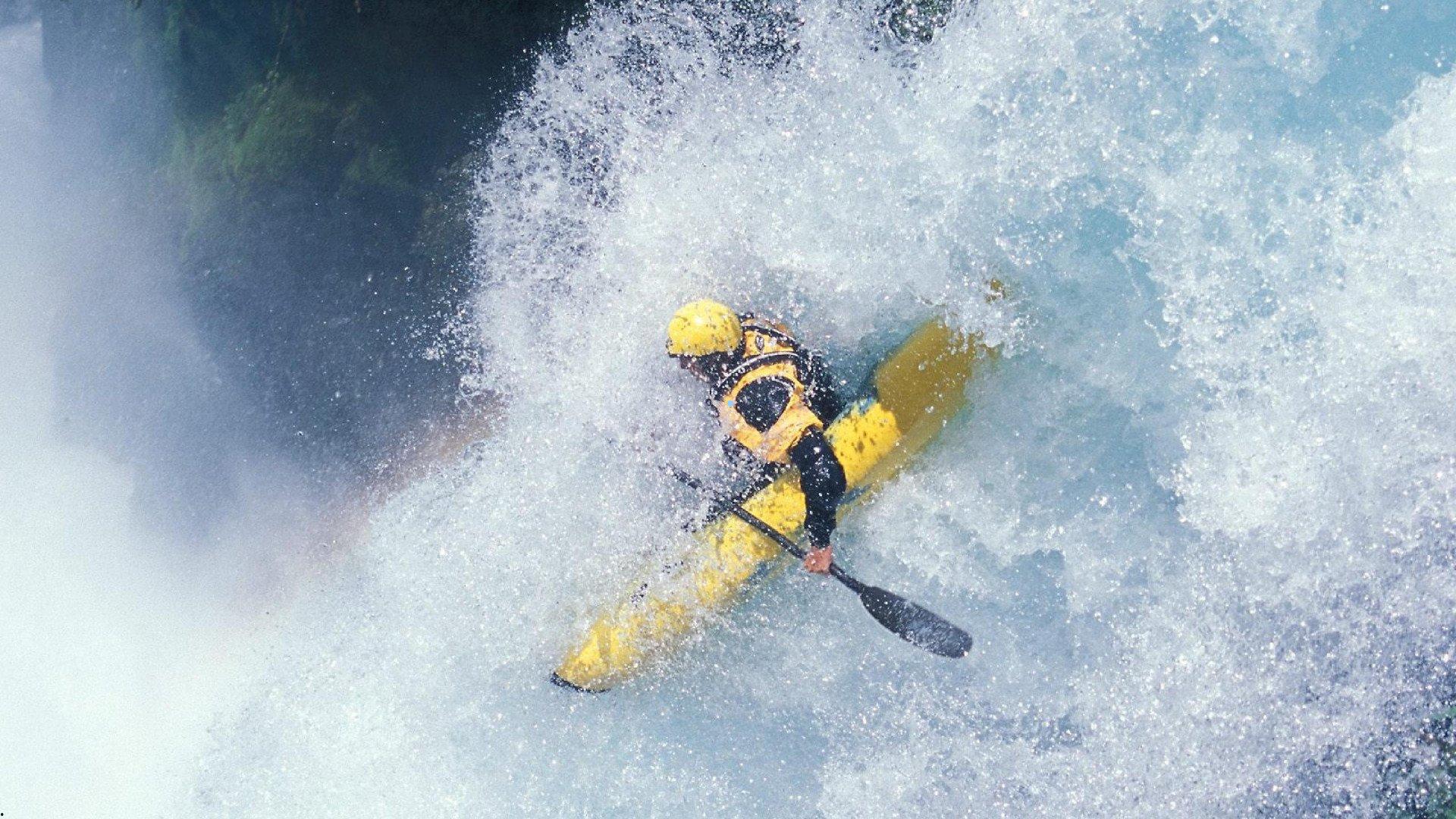 库里双鞋秀引爆赛场,国产品牌包围日掀体育商业新浪潮